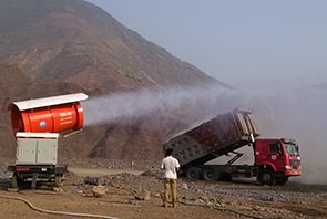 移動(dòng)式噴霧機(jī)在四川金沙江施工現(xiàn)場作業(yè)